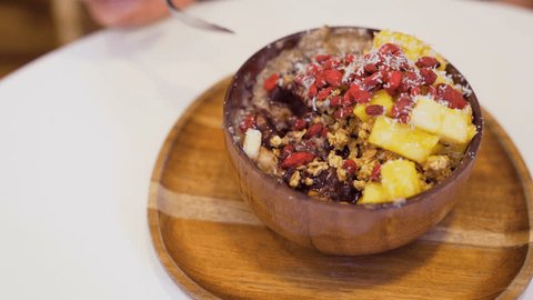 Açaí Bowl com Granola e Mel